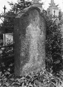 Friedhof Enger, verwitterter Grabstein auf dem ältesten Teil des Geländes. Undatiert, 1940er Jahre?