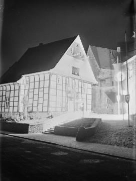 Widukind-Gedächtnisstätte Enger, eröffnet 1938 in einem historischen Dielenhaus (später Widukindmuseum) neben der ev. Pfarrkirche, ehemals Stiftskirche St. Dionysius und Grablege Widukinds. Undatiert, um 1938.