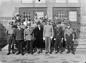 Enger 1938: Funktionäre der NSDAP [Nationalsozialistische Deutsche Arbeiterpartei], fotografiert anlässlich der Einweihung der "Widukind-Gedächtnisstätte" (nicht im Bild).