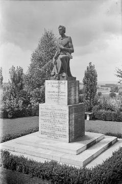 Kriegerdenkmal zu Ehren der Gefallene des Ersten Weltkrieges aus Enger-Dreyen, errichtet 1927. Undatiert.