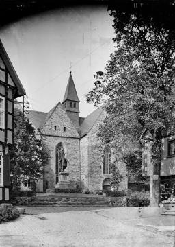 Ev. Pfarrkirche Enger (Stiftskirche) mit Widukind-Denkmal von 1903, abgebaut 1942 als Metallspende für die Waffenproduktion im Zweiten Weltkrieg. Undatiert, 1930er Jahre?
