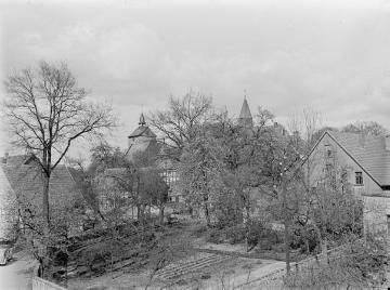 Ortskern Enger mit Gehöft und Blick zur ev. Pfarrkirche (Stiftskirche). Undatiert, 1940er Jahre?