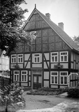 Ortskern Enger - Fachwerkwohnhaus im Kirchenrundling an ev. Pfarrkirche. Undatiert, 1940er Jahre?