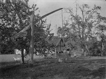 Ziehbrunnen auf einem Bauernhof in Enger-Oldinghausen. Undatiert, 1940er Jahre?