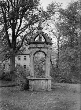 "Neustädter Brunnen" (Baujahr 1599) im Park von Haus Ostenwalde bei Melle, ehemals im Besitz der Stadt Herford mit Standort Neuer Markt. 1839 an Gut Ostenwalde verkauft, 1964 zurückgekauft und am Neuen Markt wieder aufgebaut. Undatiert, um 1940. 