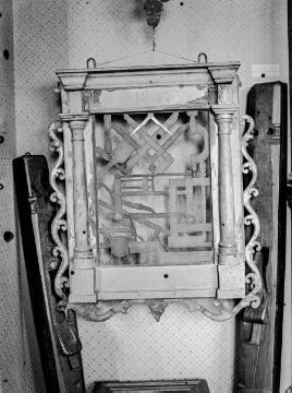 Hängeschrank von 1867 [?] mit einer Tür aus geschnitzten Handwerkszeugen eines Drechsels oder Tischlers. Ohne Angaben, undatiert.