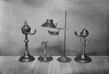 Bäuerlicher Hausrat: Öllampen. Ohne Angaben, undatiert. [Vermutlich Museumsexponat, Bauernhausmuseum Bielefeld?]