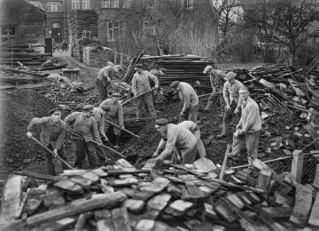 Arbeiter bei Erdarbeiten [Bau einer Kanalisation?] Ohne Angaben, undatiert, 1940er Jahre?