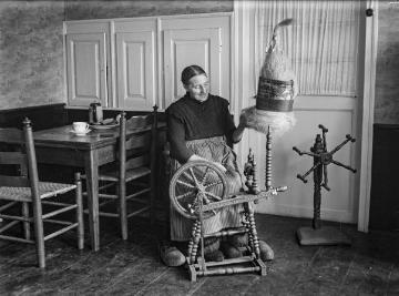 Bäuerin am Spinnrad, vermutlich Enger-Besenkamp [lt. Urheber]. Undatiert, 1930er Jahre?