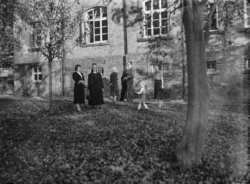 Gruppe mit Rot-Kreuz-Schwester am Lazarett Enger. Undatiert, 1940er Jahre?