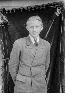Junger Mann im Anzug, vermutlich auf einem Stadtfest in Enger. Undatiert, um 1938?