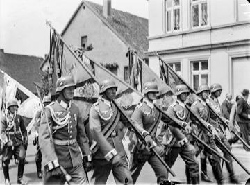 Aufmarsch von Wehrmachts-Soldaten zur "Einquartierung in Enger zwischen Polen- und Frankreich-Feldzug".