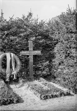 Heldengedenktag 1934 in Enger: Ehrenkranz mit Hakenkreuz am Grab eines 1915 im Vereinslazarett Enger verstorbenen Musketiers. 