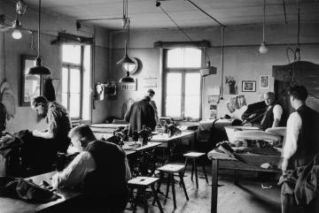 Landesheilanstalt für Psychiatrie Lengerich, Renovierung 1954-1957: Schneiderei vor dem Umbau. 