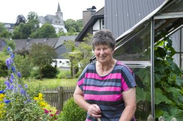 Menschen in Elsoff: Erna Zacharias, ehemalige Küsterin der ev. Andreas-Kirche, bei der Gartenarbeit. Juli 2016, Am Reitelsberg.
