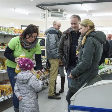 Dorfladen Elsoff - Kundenbetrieb zur Eröffnung am 10. November 2016. Das Lebensmittelgeschäft mit Poststation wurde von 90 Mitgliedern der Insen Laare Elsoff e. V. gegründet, nach zweijähriger Vorbereitung im leerstehenden Ladenlokal Brückenstraße 2 eingerichtet und wird von 20 Ehrenämtlern betrieben.