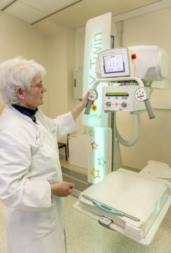 Lukas-Krankenhaus Bünde, Abteilung Radiologie: X-Twin Röntgengerät der Firma Roesys MedTec GmbH, Espelkamp. Im Bild: Medizinisch-Technische Assistentin Frau Nolte. März 2015.