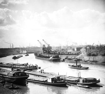 Schüttgutfrachter im Ruhrorter Hafen mit Blick auf den Eisenbahnkai