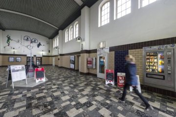 Bahnhof Löhne, Kiosk in der Eingangshalle. November 2014.