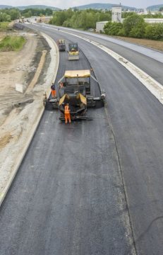 Bundesautobahn A30 bei Löhne, Mai 2015: Asphaltierung eines neu erbauten Trassenabschnitts der Nordumgehung über die Werre. Blick Richtung Wiehengebirge.