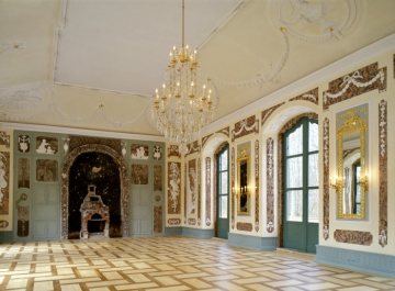 Konzertpavillon im Bagno-Park: Klassizistische Saalarchitektur mit Wand- und Deckenornamentik im Stil des Rokoko