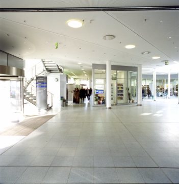Im Flughafenterminal Münster/Osnabrück, eröffnet 1995: Das Geschäfts- und Dienstleistungszentrum