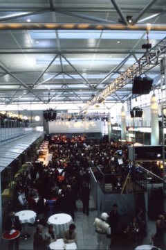 Eröffnung des Flughafenterminals Münster/Osnabrück - Besuchermassen in der Abfertigungshalle
