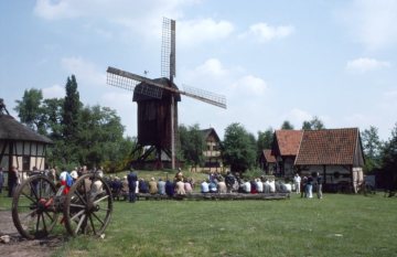 Besuchergruppe an der Bockwindmühle im Freilichtmuseum Mühlenhof