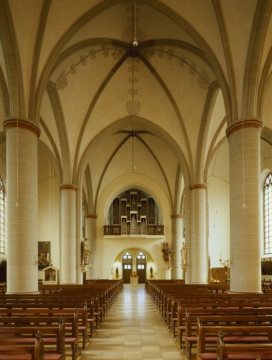 Kath. Pfarrkirche St. Laurentius, Kirchenschiff Richtung Orgelempore - gotische Hallenkirche, erbaut 1404-1471