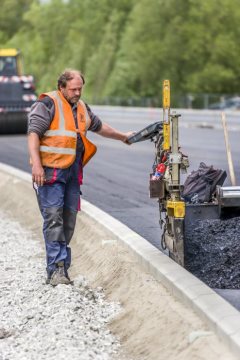 Bundesautobahn A30 bei Löhne, Mai 2015: Asphaltierung eines neu erbauten Trassenabschnitts der Nordumgehung über die Werre.