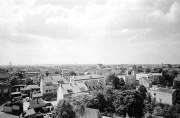 Hamm nach 1945: Stadtpanorama ohne Standortangabe, undatiert. Im Hintergrund: Schutzbunker aus dem Zweiten Weltkrieg.