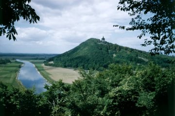 Die Weser bei Porta Westfalica mit Blick zum Kaiser-Wilhelm-Denkmal auf dem Wittekindsberg. Ansicht 1959.