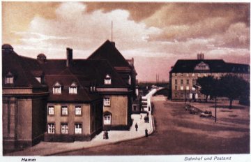 Bahnhof Hamm um 1930: Bahnhofsgebäude (links), 1920 eingeweihter Neubau, und Postamt (rechts). Postkarte, undatiert.