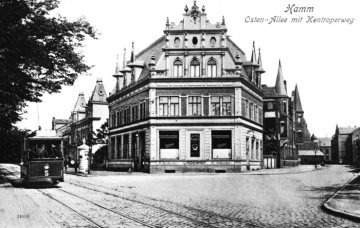 Hamm - Ostenallee mit Straßenbahn der Linie 5 (Trassenbau ab 1898) und Kentroper Weg. Bildmitte: Gebäude mit Fassadenaufschrift "Lindenhof", "Isenbecker" und "Asbecker". Undatiert, um 1900.