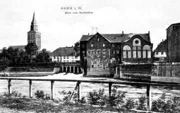 Hamm - Nordentor mit Lippe, Mühlenkolk und Mühle Redicker (abgebrochen 1938). Links: Blick zur Pauluskirche. Postkarte, undatiert, um 1910.