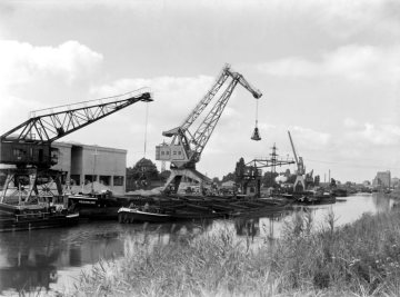 Stadthafen Hamm, 1957: Schüttgutlöschung an einem Frachtkai. Am Bildrand rechts: Ölmühle Brökelmann (später Broelio Öl-Produktion). Undatiert.