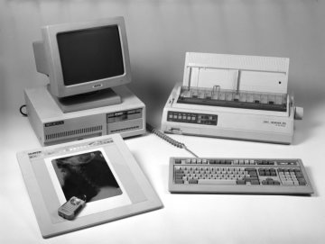 Elektronische Datenverarbeitung 1991: Technikausstattung eines Arztzimmers im St. Marien-Hospital, Hamm - Computer, Speicherplatte für Röntgenbilder und Drucker.