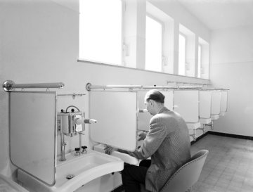 Inhalationstherapie im Gesundheitshaus Steinkohlebergwerk Heinrich Robert - Hamm, Fangstraße, eröffnet im Juli 1955.