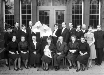Ordensfrauen im Dienst der Krankenpflege: Vinzentinerinnen, Röntgenschwestern im St. Marien-Hospital, Hamm - Gruppenporträt mit ihren Familien (?), 1958.