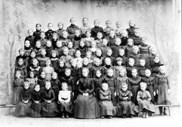 Mädchenklasse "mit Fräulein Ingmann", 1901: Josefschule ("Juppschule") im Hammer Westen, erbaut 1865 von Josef Cosack.
