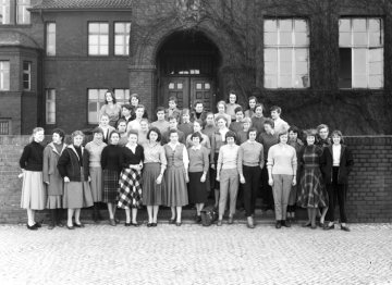 Abiturklasse des Beisenkamp-Gymnasiums, Hamm - Gruppenporträt vor dem alten Schulgebäude am Beisenkamp.  Undatiert, 1960er Jahre [?]