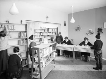In der Volks- und Jugendbücherei St. Pankratius, Hamm-Bockum-Hövel, 1962.