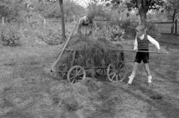 Richard Schirrmann, Familie: Gudrun (geb. 1942) und Harald, die beiden jüngsten Kinder Schirrmanns und seiner zweiten Frau Elisabeth, beim Spielen im Garten, undatiert
