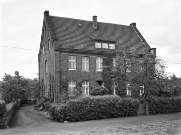 Ländliches Wohnhaus in Hamm - Straßenseite mit Gartenzuweg. Standort unbekannt (Heessen?), undatiert.