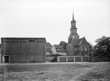 Luther-Kirche mit Pastorat (Klinkerbau), Hamm-Altstadt - Ansicht aus Richtung Südring. Links: alte Turnhalle an der Nassauer Straße. Undatiert, um 1940 [?] um 1950 [?]