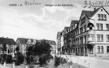 Hamm - Wilhelmsplatz und Ackerstraße (noch nicht elektrifiziert), Blick Richtung Wilhelmstraße. Links: Junge Grünanlage des "Verschönerungsvereins Westenfeldmark", fertiggestellt 1909. Postkarte, undatiert, um 1910.
