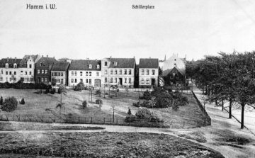 Hamm - Schillerplatz, Häuserzeile der Grünstraße und rechts die Alleestraße Richtung Osten, Postkarte, undatiert, um 1900 [?]
