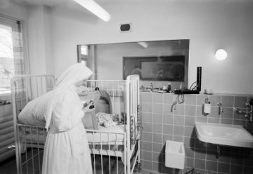 Kinderklinik St. Elisabeth, Hamm: Krankenbehandlung auf der Kinderstation - aufgenommen im 1961 eröffneten Neubau am Nordenwall. Undatiert, um 1962 [?]