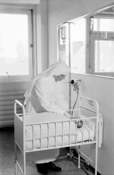 Kinderklinik St. Elisabeth, Hamm: Krankenbehandlung auf der Säuglingsstation - aufgenommen im 1961 eröffneten Neubau am Nordenwall. Undatiert, um 1962 [?]