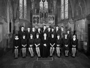 Konfirmation 1965 oder 1966, Hamm-Mark: Konfirmanden mit Pastor Horst Heuermann in der St. Pankratius-Kirche.